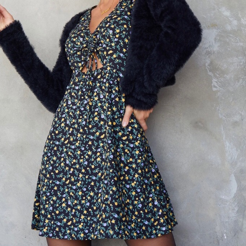 RAELA SKATER DRESS IN FLOWING FLOWER BLACK